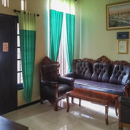 Hotel Baitussafar Ummi 1 Syariah Malang Esterno foto